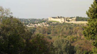 Avignon Fransa 'da Rhone nehrinin karşısındaki bir ortaçağ şatosunun görüntüsü