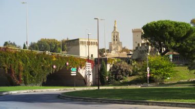 08.31.2024 Avignon Fransa. Arka planda Katedral 'in tepesinde Bakire Meryem' in yaldızlı heykeli olan sokak manzarası