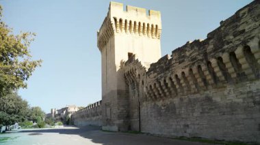 Fransa 'da Avignon' da bir kulesi ve savaş rayı olan güçlendirilmiş şehir duvarının bir parçası.