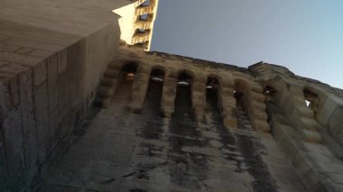 Fransa 'da Avignon' da bir kulesi ve savaş rayı olan güçlendirilmiş şehir duvarının bir parçası.