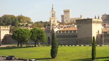 08.31.2024 Avignon Fransa. Palais des Papes manzarası ve Avignon Fransa 'daki şehir duvarı
