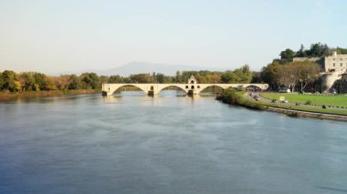 Rhone Pont Saint-Bnzet ya da Pont d 'Avignon nehri üzerindeki köprü Avignon Fransa' nın önemli bir simgesidir.