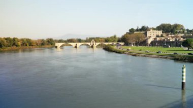 Rhone Pont Saint-Bnzet ya da Pont d 'Avignon nehri üzerindeki köprü Avignon Fransa' nın önemli bir simgesidir.