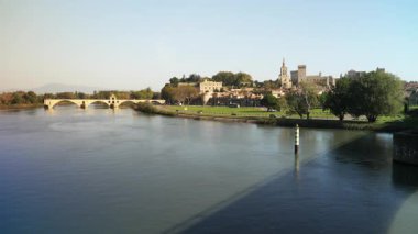 Rhone Pont Saint-Bnzet ya da Pont d 'Avignon nehri üzerindeki köprü Avignon Fransa' nın önemli bir simgesidir.