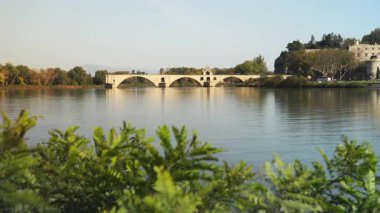 Rhone Pont Saint-Bnzet ya da Pont d 'Avignon nehri üzerindeki köprü Avignon Fransa' nın önemli bir simgesidir.
