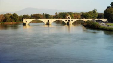 Rhone Pont Saint-Bnzet ya da Pont d 'Avignon nehri üzerindeki köprü Avignon Fransa' nın önemli bir simgesidir.