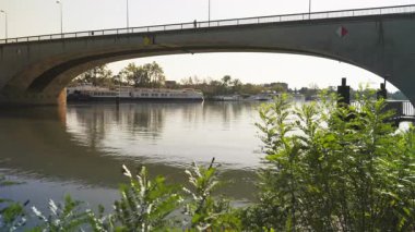 08.31.2024 Avignon Fransa. Rhone nehrinin üzerinde modern bir köprünün altına bak