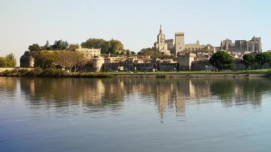08.31.2024 Avignon Fransa. Rhone Nehri 'nin karşısına ve Avignon' daki ortaçağ bölgesine bakın.