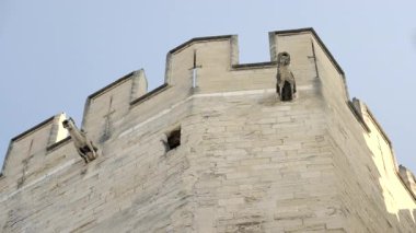 Avignon, Fransa 'daki Palais des Papes kulelerinden birinin savaşı.
