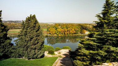 Avignon Fransa 'daki Rhone nehrinin karşısındaki suya yansıyan doğanın görüntüsü