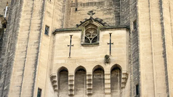Avignon, Fransa 'daki Palais des Papes' in Gotik stil tasarımının mimari özelliği