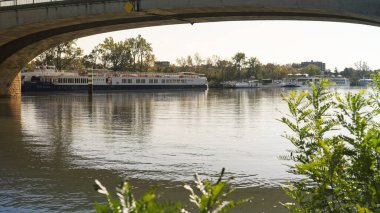 11.03.2024 Avignon, güneydoğu Fransa. Avignon Fransa 'daki Rhone nehrinin üzerinde modern bir köprünün altına bak