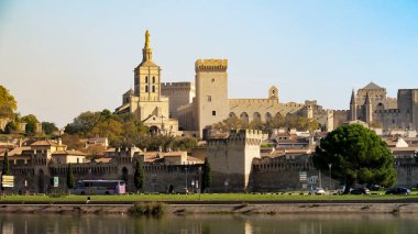 Güneydoğu Fransa 'daki 11.03.2024 Avignon, ortaçağ mimarisi, papalık tarihi ve kültürüyle ünlüdür. Papalık Mahkemesi 'nin 1309-1377 tarihli koltuğuydu ve bu da onu önemli bir dini ve siyasi merkez haline getirdi.