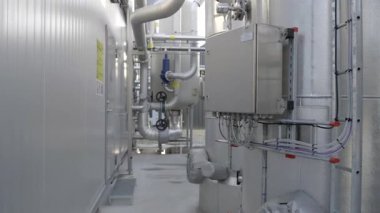 Biyogaz fabrikasındaki konteynırlar, borular ve silolar.