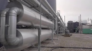 Biyogaz fabrikasının içinde tüpler ve çeşitli altyapılar.