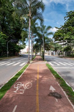 Goiania 'da Avenida Assis Chateaubriand' da bisiklet yolu. Yüksek kalite fotoğraf