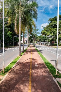 Goiania 'da Avenida Assis Chateaubriand' da bisiklet yolu. Yüksek kalite fotoğraf