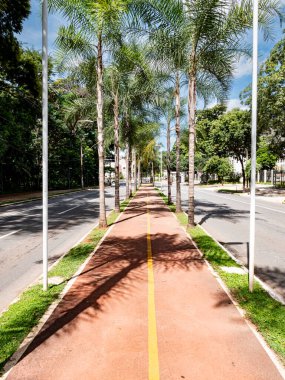 Goiania 'da Avenida Assis Chateaubriand' da bisiklet yolu. Yüksek kalite fotoğraf