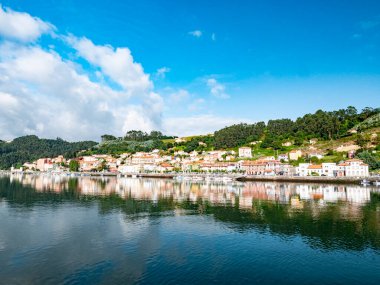 Asturias, İspanya 'daki San Esteban de Pravia eskiden Asturian kömür madenlerinden kömür taşıdıkları eski bir maden kasabasıdır. Bugün çok güzel ve huzurlu bir köy.
