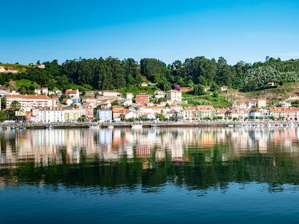 Asturias, İspanya 'daki San Esteban de Pravia eskiden Asturian kömür madenlerinden kömür taşıdıkları eski bir maden kasabasıdır. Bugün çok güzel ve huzurlu bir köy.