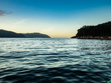 İspanya 'daki Galiçya' da bir yelkenliden Ria del Barquero 'nun görüntüsü.