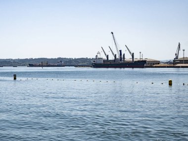 İspanya 'da La Coruna' da vinçleri olan bir liman. Yüksek kalite fotoğraf