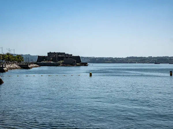 İspanya 'da La Coruna liman girişini koruyan Castelo de San Anton.