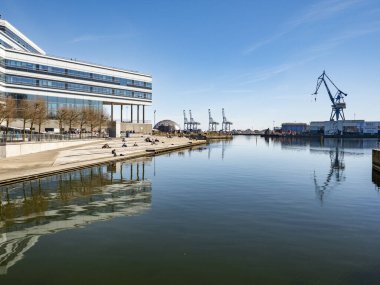 04.02.2025 Aarhus, Danimarka: Navitas ve vinçlerle Aarhus limanı.