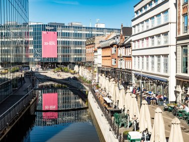 04.02.2025 Aarhus, Danimarka: Aarhus nehri çevresindeki kafeler ve askeri binalarla Aarhus 'un manzarası.