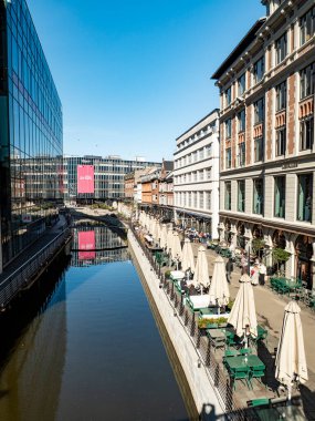 04.02.2025 Aarhus, Danimarka: Aarhus nehri çevresindeki kafeler ve askeri binalarla Aarhus 'un manzarası.