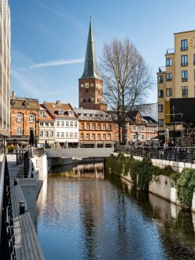 04.02.2025 Aarhus Danimarka: Aarhus Aa nehrinin aşağısına bakın, arka planda katedral var