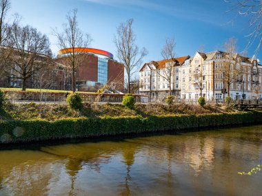 Aarhus Aa nehri, sanat müzesi Aros ve arka planda apartmanlar.