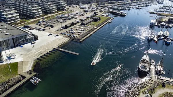 Aarhus marina ve yelkenli spor alanından bir zevk gemisi ayrılıyor. Arkaplanda Aarhus Oe 'nun bir kısmı var.