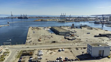 Aarhus liman alanı, arka planda iç liman girişi ve kargo rıhtımları var..