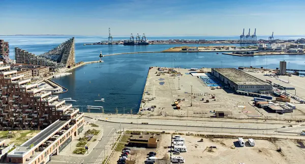  Aarhus limanının iç liman girişi ve arka planda kargo rıhtımları olan alanı. Aarhus Oe yerleşim alanının bir kısmı solda görünür.