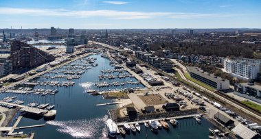 Aarhus marinası ve yelkenli sahasında çok sayıda keyifli yelken alanı vardır.