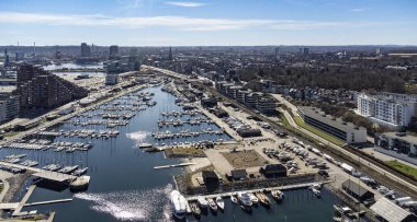 Aarhus marinası ve yelkenli sahasında çok sayıda keyifli yelken alanı vardır.