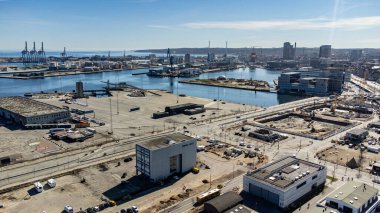 Arkaplanda Aarhus liman bölgesi, Navitas, Bestseller karargahı ve Marselisborg bölgesi bulunuyor..