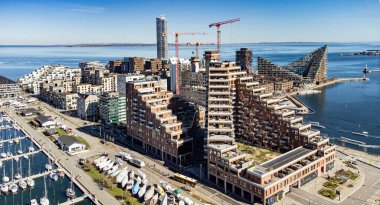 Aarhus Nicolinehus, bir ev, deniz feneri ve marinayla birlikte vinçler hala görünür durumda.