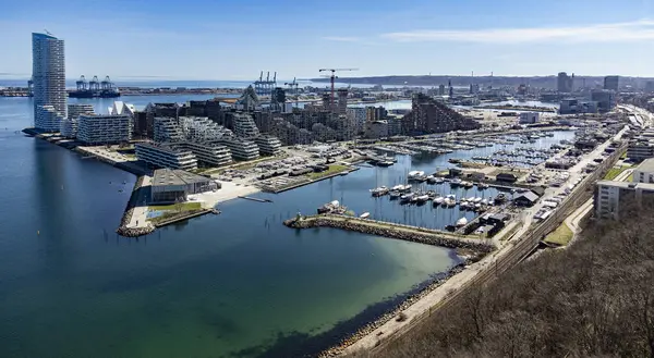 Aarhus oe deniz feneriyle yat limanı ve deniz sporları alanında. Arka planda ticari limanlar var.