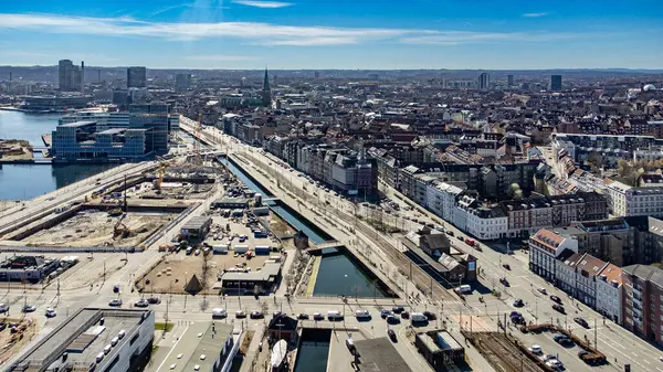 Arkaplanda Aarhus liman bölgesi, Navitas ve Bestseller karargahı bulunuyor..