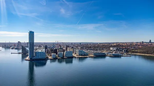 Aarhus oe deniz feneriyle yat limanı ve deniz sporları alanında. Arka planda ticari limanlar var.