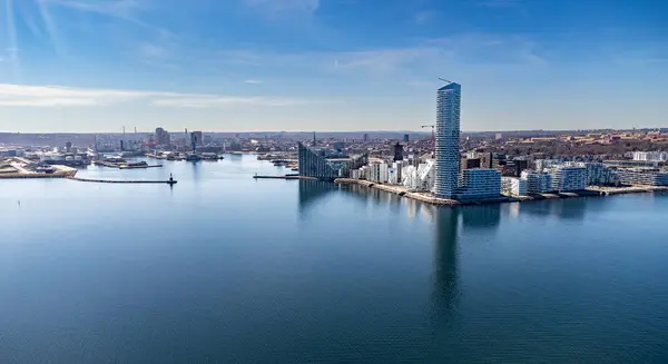 Aarhus oe deniz feneriyle yat limanı ve deniz sporları alanında. Arka planda ticari limanlar var.