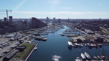 Aarhus marinası ve yelkenli sahasında çok sayıda eğlence aracı bulunmaktadır.