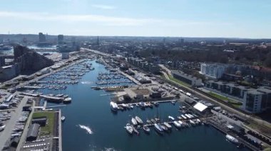 Aarhus marinası ve yelkenli sahasında çok sayıda eğlence aracı bulunmaktadır.