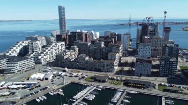 Aarhus oe deniz feneriyle yat limanı ve deniz sporları alanında. Arka planda ticari limanlar var.
