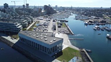 Aarhus marinası ve yelkenli sahasında çok sayıda eğlence aracı bulunmaktadır.