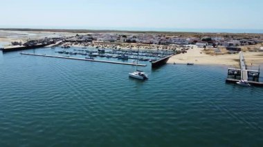 Portekiz, Algarve 'deki Culatra Adası' na doğru Ria Formosa üzerinden insansız hava aracı yaklaşıyor..