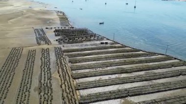 Ria Formosa nehir yatağı alçak gelgitte, kabuklu deniz ürünleri üretimi ve yatlar Portekiz 'in Algarve kentindeki nehirde demirli.