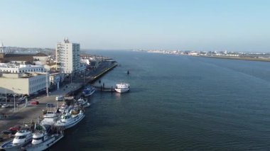 Rio Guadiana 'nın İspanya' daki Ayamonte ve Portekiz 'deki Vila Real de Santo Antonio' nun hava görüntüsü